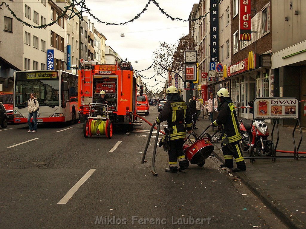Feuer Koeln Muelheim Frankfurterstr Wiener Platz P76.JPG